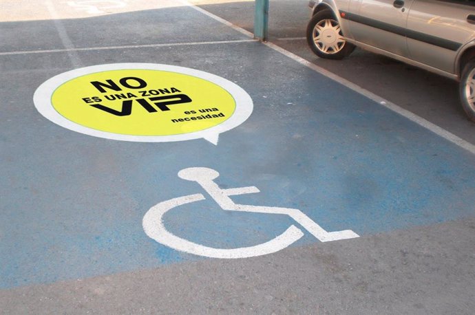 Pamplona y Cocemfe lanzan una campaña sobre el buen uso de las plazas de aparcam
