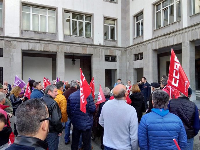 CCOO acusa a UGT de intentar boicotear su concentración para exigir la apertura 