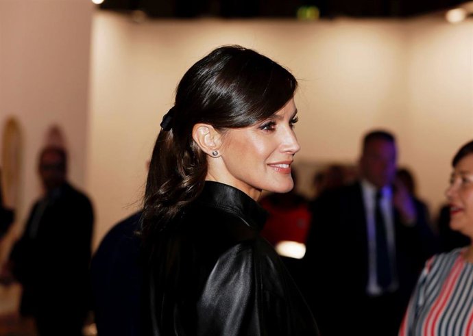 La Reina Letizia impresiona en ARCOmadrid con su look más rockero y atrevido