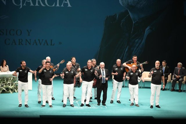 Antonio Martín actúa con una comparsa tras recibir la Medalla de Andalucía