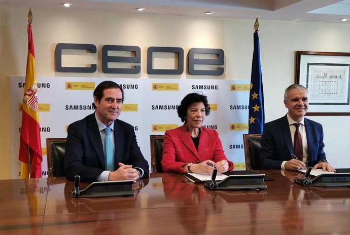 Celaá ve la FP como "la joya de la corona" y firma un acuerdo con Samsung para p