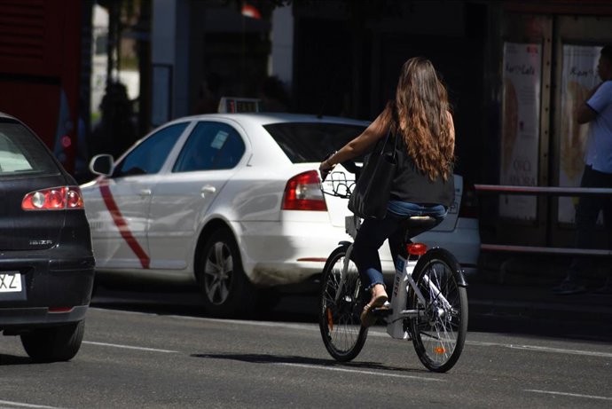 Chica montando en bicicleta en Madrid 