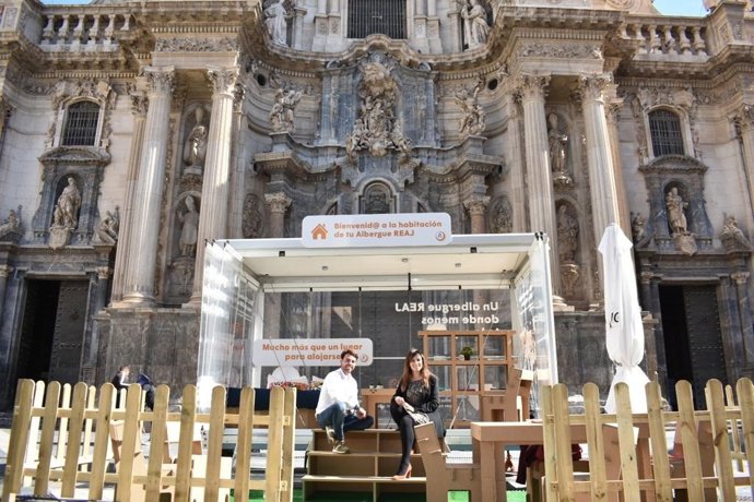El director general de Juventud, Francisco Sánchez,  junto a la concejal de Juve