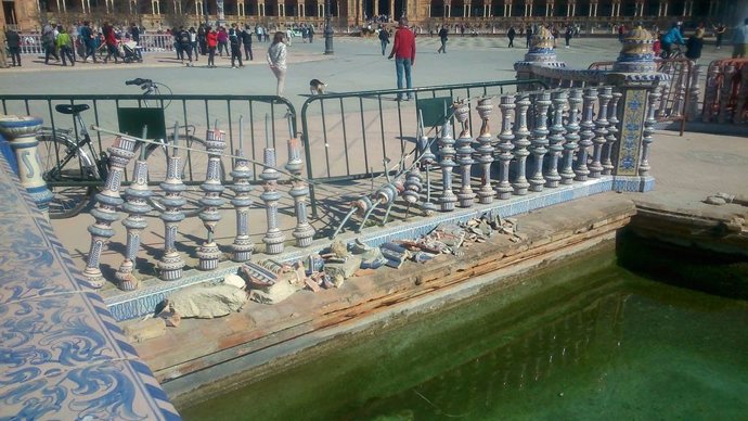 Sevilla.- Reclaman la "reparación inmediata" de la balaustrada "destrozada" en l
