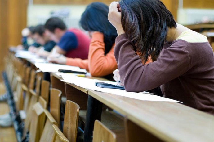 Estudiantes en exámenes de oposiciones