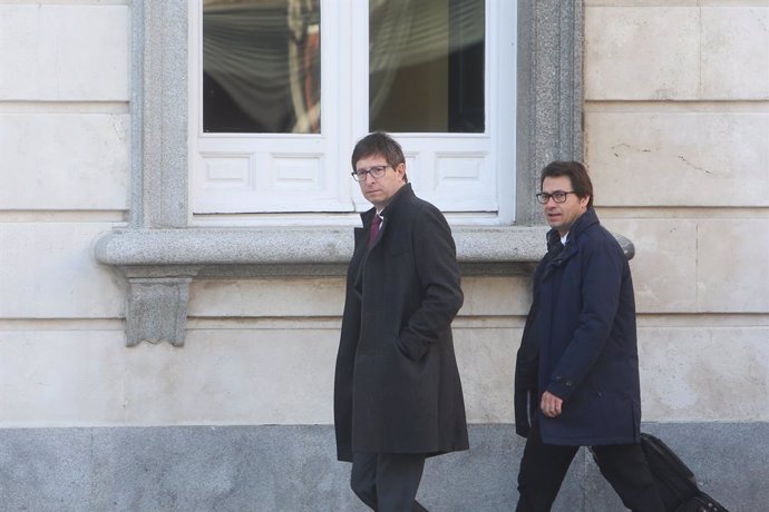 Carles Mundó i el seu advocat Josep Riba arribant al Tribunal Suprem