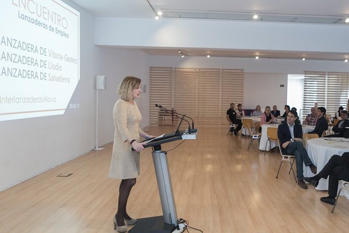 La Diputación de Álava presenta sus 'Lanzaderas de Empleo' a una veintena de emp