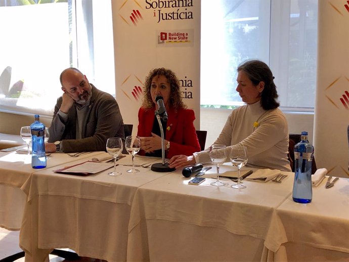 El periodista Germ Capdevila, la consellera Ester Capella i la presidenta de So