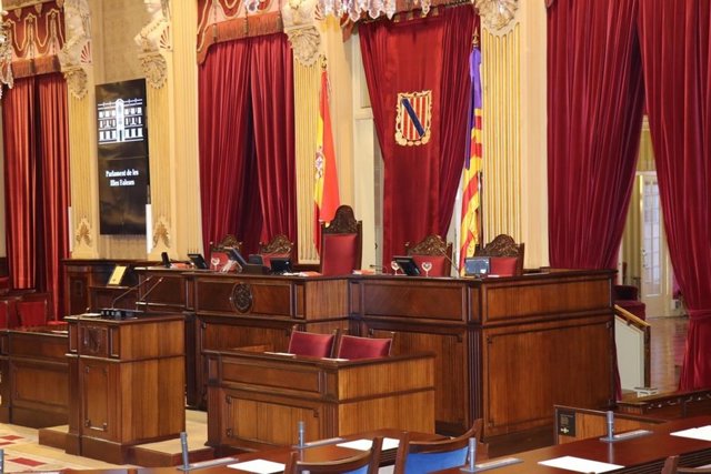 La Mesa del Parlament en la sala de plenos