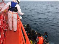 Trasladan a Algeciras (Cádiz) a cuatro menores tras rescatarlos de dos pateras tipo 'toy'