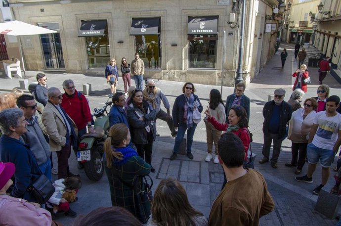 Medio Centenar De Turistas Participan En Una Visita Sobre La Historia De La Gast