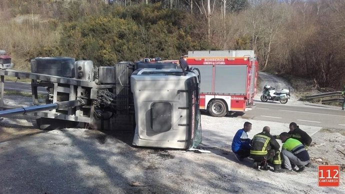 Herido leve el conductor de un camión que volcó en San Felices