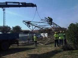 Endesa inicia el desguace de la línea de alta tensión que cruza El Vendrell y Ca