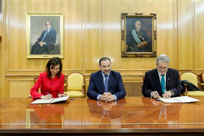 Isabel Pardo de Vera (Adif AV), José Luis Ábalos (Fomento) y Luis Cayo Pérez (Ce