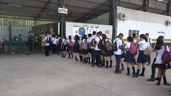 Niños venezolanos entrando a una escuela en Cúcuta (Colombia)
