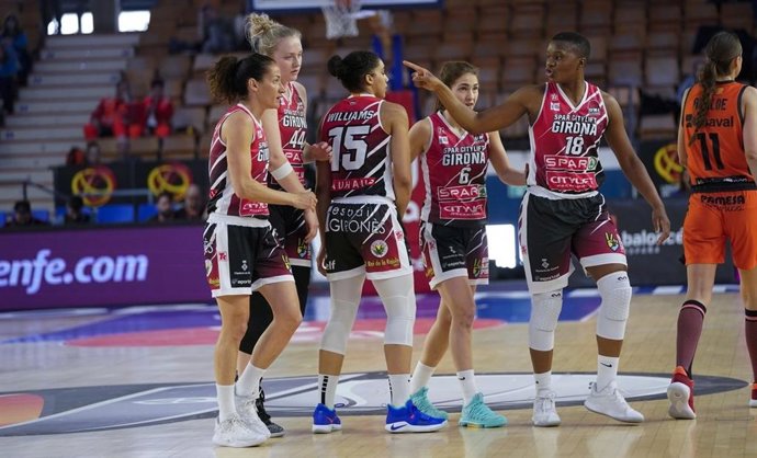 Las jugadoras del Spar CityLift Girona celebran una victoria