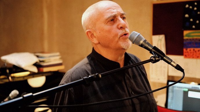 El cantautor británico Peter Gabriel lamenta que haya presos por haber votado so