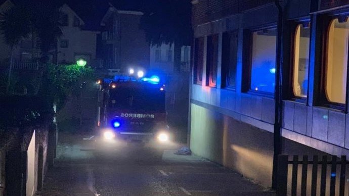 Cinco intoxicados en el incendio de un vehículo en un garaje de Noja