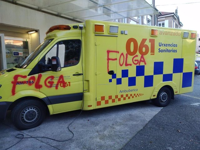 Ambulancia en Galicia con pintadas durante la huelga en el sector.