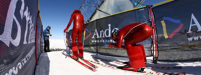 Esquiadores de velocidad en la estación de Grandvalira