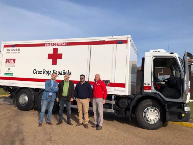 Entrega de un camión de emergencias a Cruz Roja