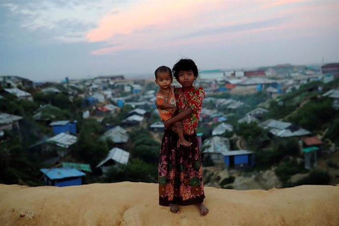 Dos niñas refugiadas rohingya en Bangladesh