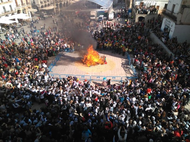Cáceres se vuelca en la Fiesta de las Lavanderas y la quema del pelele que dan c