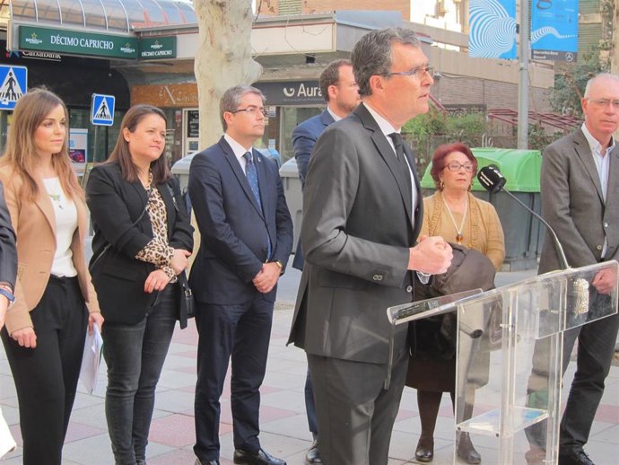 El alcalde José Ballesta en la segunda fase de peatonazalición de la Avenida Alf