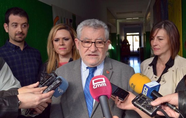 El consejero de Educación, Ángel Felpeto, atiende a los medios en un colegio de 