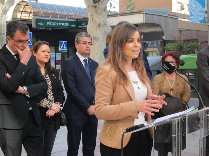 La portavoz del Gobierno, Rebeca Pérez, junto al resto de concejales y el alcald