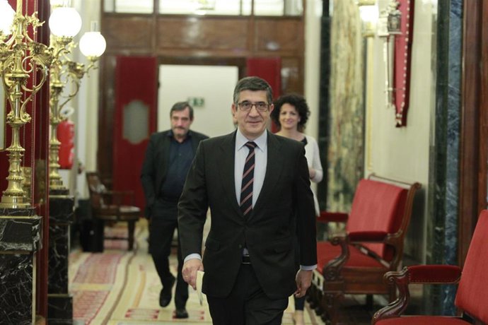 Patxi López en el Congreso tras la forma del decreto de elecciones