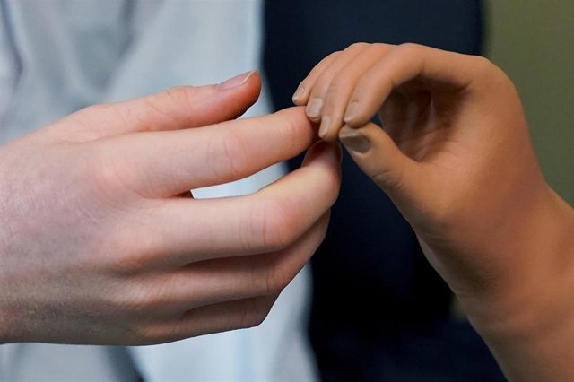 Un niño albino amputado con una prótesis