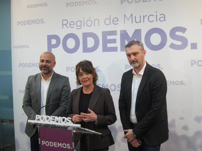 De izquierda a derecha, García Molina, Giménez y Urralburu, en la rueda de prens