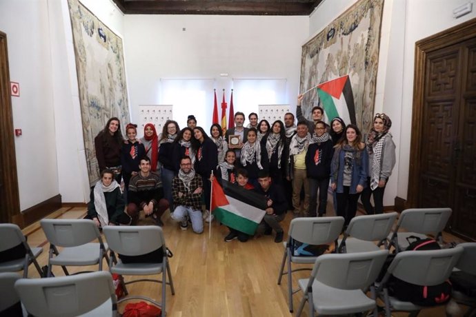 Jóvenes palestinos del campo de refugiados de Aida presentan el proyecto musical
