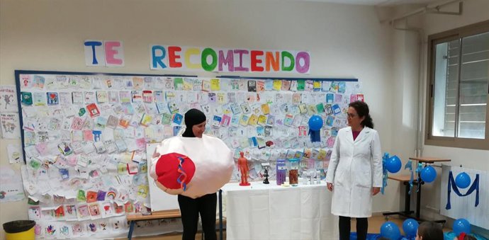 Más de 300 escolares participan en talleres infantiles sobre biomedicina y terap
