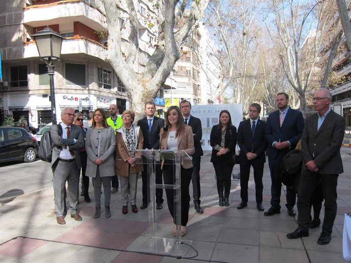 Rebeca Pérez da cuenta de los acuerdos de la Junta junto al alcalde y el resto d