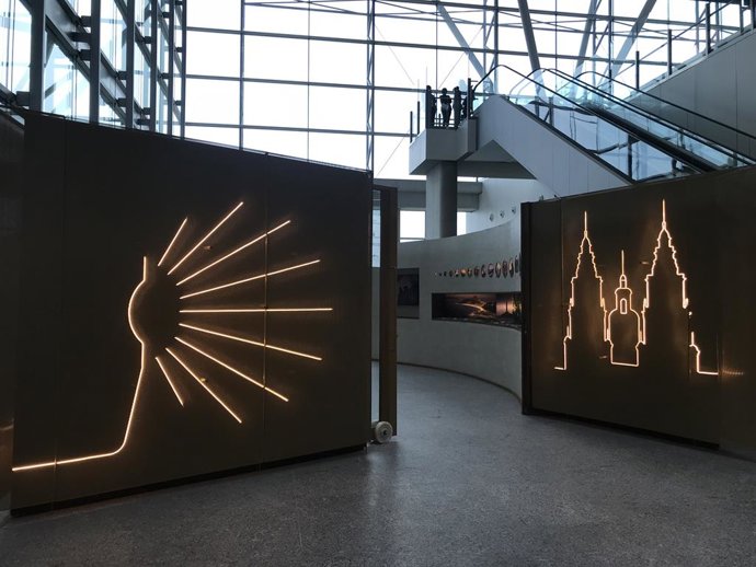 TURISMO.- El Aeropuerto de Santiago estrena oficina turística y ve posible alcan