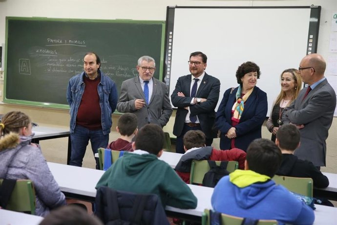 El consejero de Educación, Ángel Felpeto, visita el IES 'Azarquiel' en Toledo