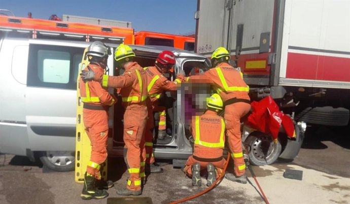 Dos hombres resultan heridos en un accidente entre un coche con caravana y un ca