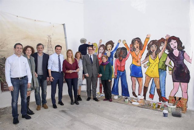 El presidente de la Diputación con un grupo de mujeres en Beires.