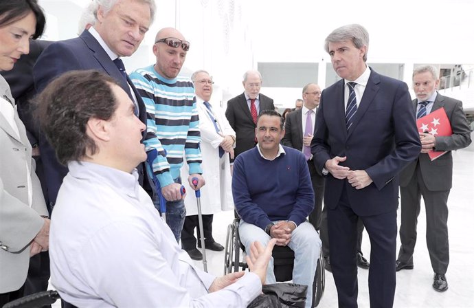 El presidente regional, Ángel Garrido, habla con pacientes con lesiones medulare