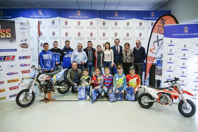 La diputada de Deportes, con pilotos y miembros de la organización del torneo.