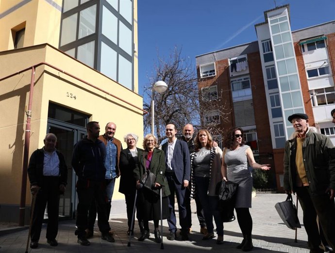La alcaldesa de Madrid, Manuela Carmena, visita el distrito de Moratalaz