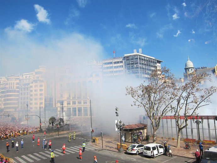 Una masclet clásica y contundente caldea Valncia para invitar a "un mundo de s