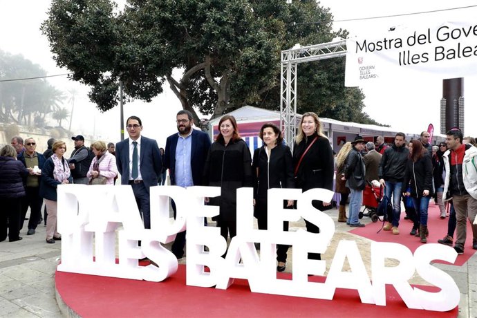 Armengol visita el Mercado Artesano, la feria de Denominación de Origen y la Mue