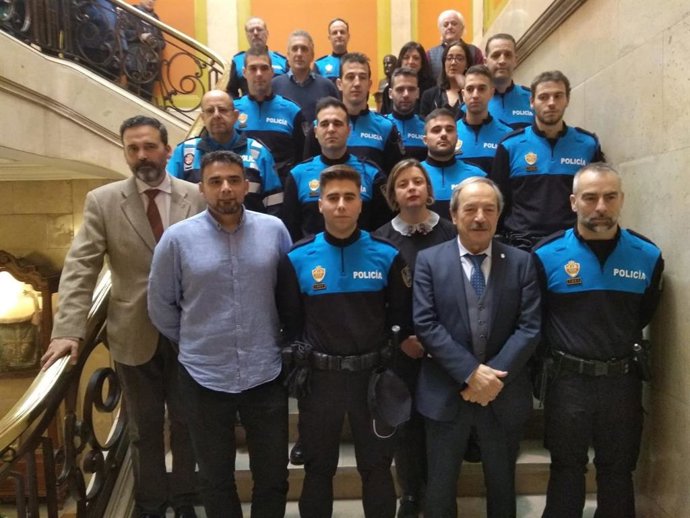 Los nuevos agentes posan con el Alcalde y otros miembros del Gobierno.