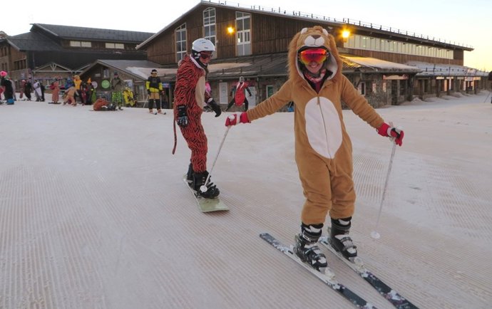 Sierra Nevada celebra este sábado el carnaval con un descenso de esquiadores dis