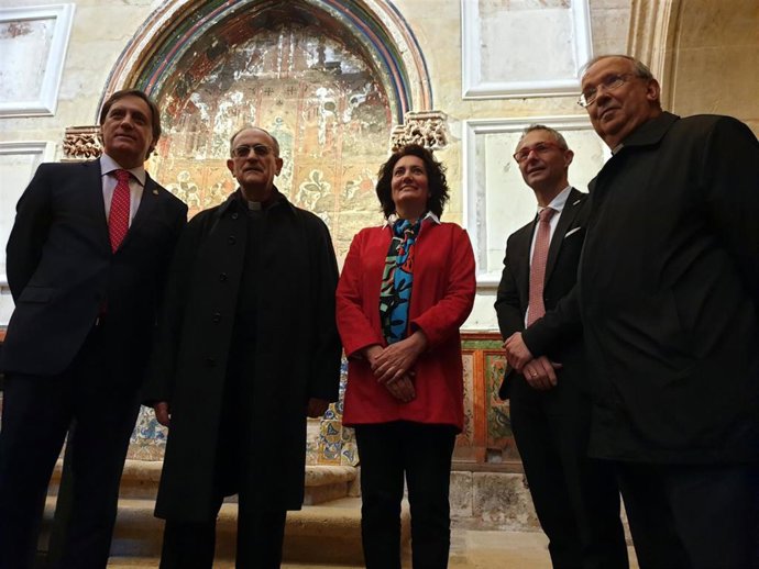 Descubren unas pinturas murales del XIII "ocultas" tras un retablo renacentista 