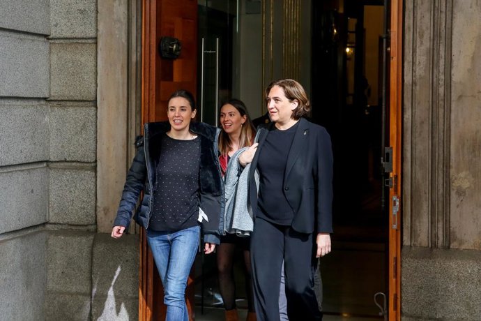 Irene Montero i Ada Colau sortint del Congrés dels Diputats