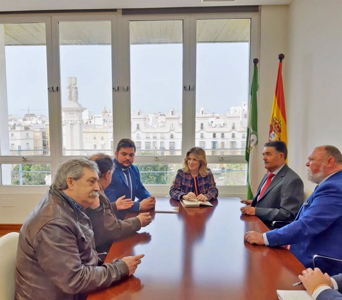 Np Y Foto Ana Mestre Y Miguel Rodríguez Reunión Asociación Autores Del Carnaval